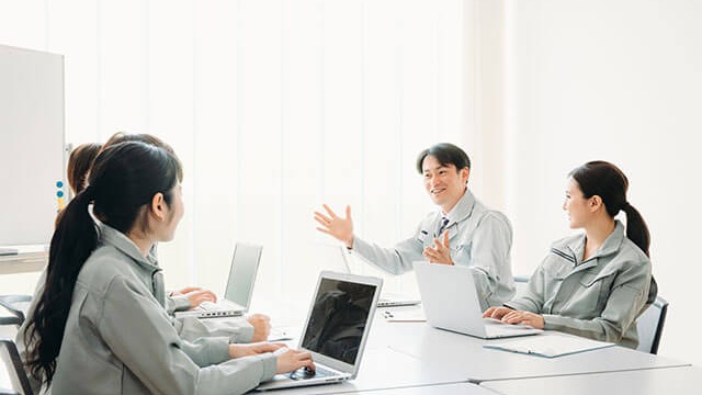 2025年版|中小企業が生成AIでDXを加速する5つのステップ【コスト0円から始められる方法も】